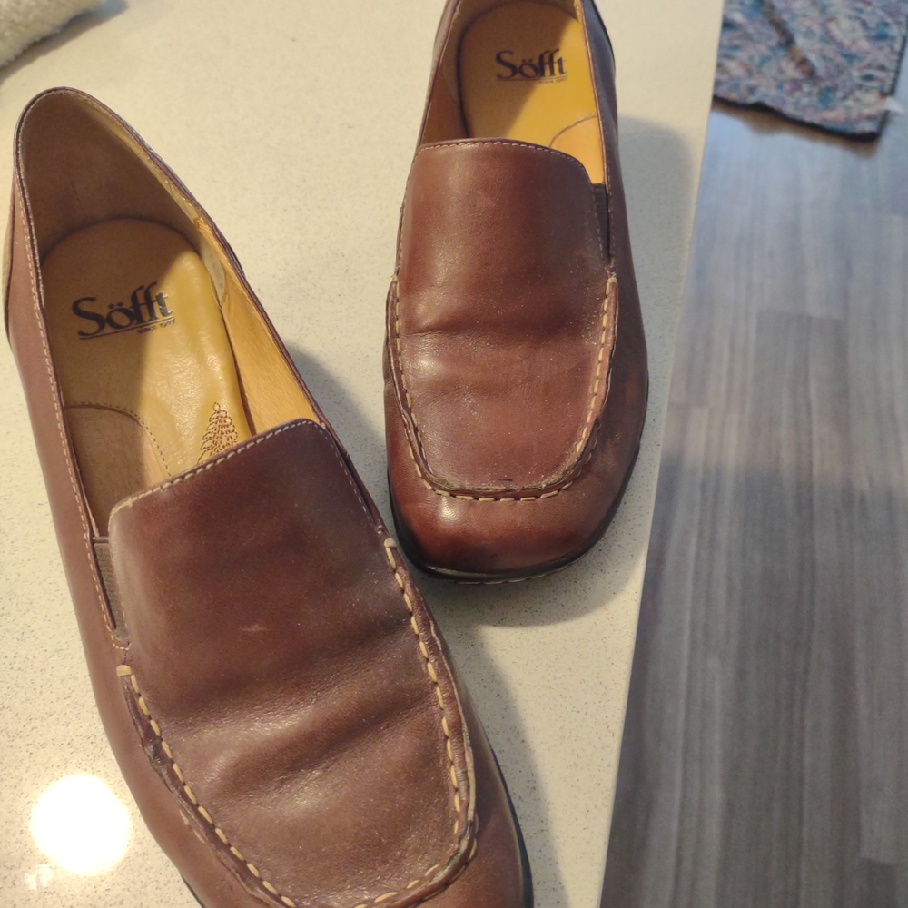 SALE Sofft Women's Size 9 Like Brand New Brown Leather Loafers..